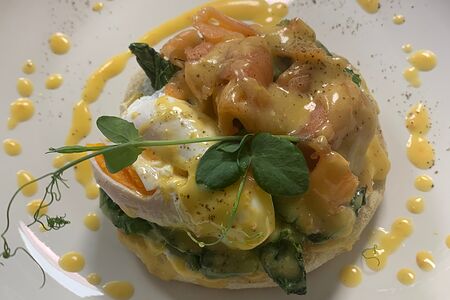 Бенедикт с лососем/пармой/креветкой и авокадо