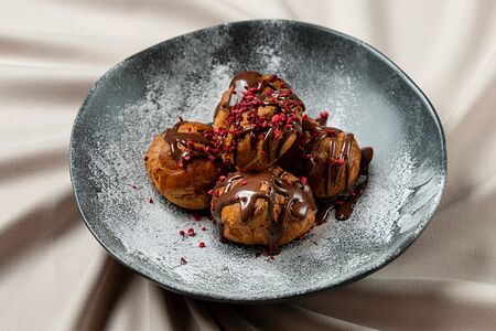 Профитроли с ванильным кремом и шоколадом