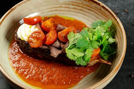 Глазированный баклажан с запечёнными черри и сыром фета