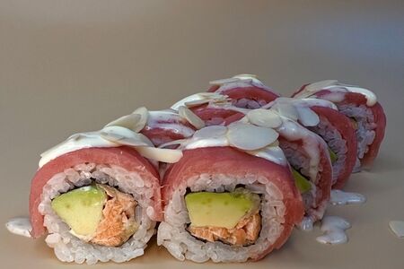 Ролл с тунцом и трюфельным соусом