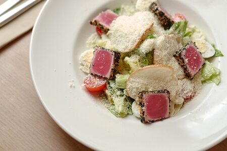 Салат Цезарь с тунцом