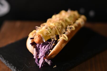 Хот-дог с колбаской айолли