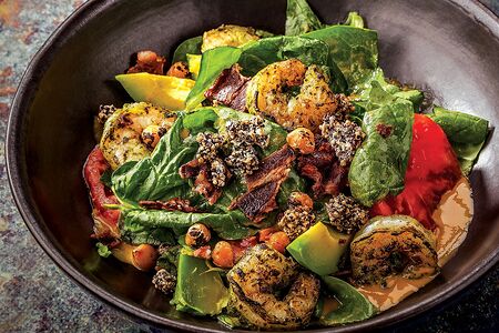 Салат с креветками и хрустящим беконом под Ливанским йогуртом