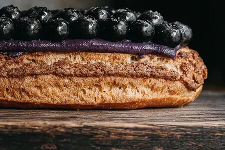 Эклер с голубикой