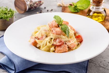 Феттуччине с лососем