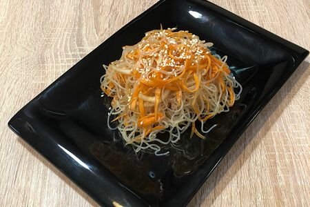 Салат с фунчозой и овощами