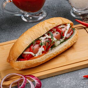 Хот-дог с двумя сосисками в булочке