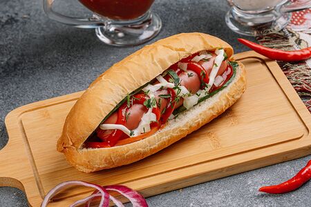 Хот-дог с двумя сосисками в булочке