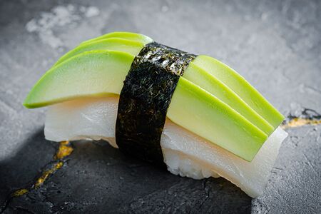 Суши Масляная рыба с авокадо