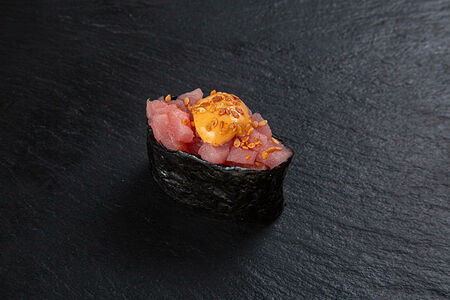 Тунец спайс суши