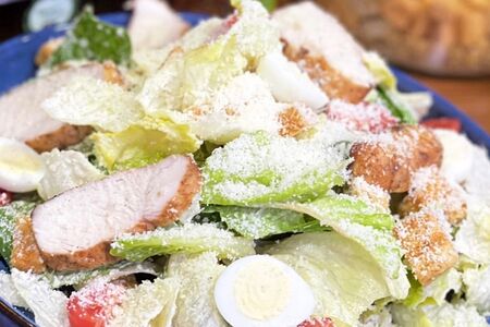 Салат Цезарь с курицей