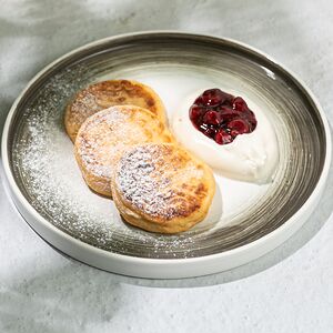 Сырники со сметаной и домашним джемом