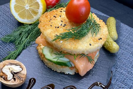 Бургер с лососем
