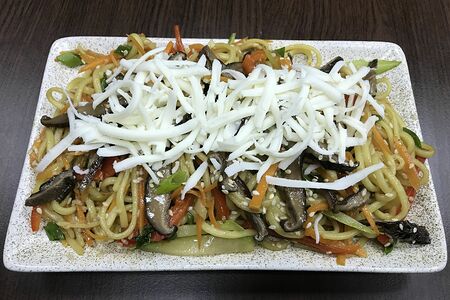 Яичная лапша с грибами шиитаке и моцареллой