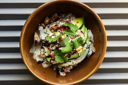 Поке с угрем и кунжутным соусом