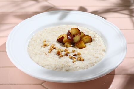 Каша овсяная с печеным яблоком и кедровыми орехами