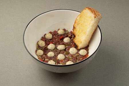 Тартар из говядины с трюфельным соусом