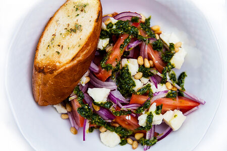 Салат из томатов с красным луком и козьим сыром