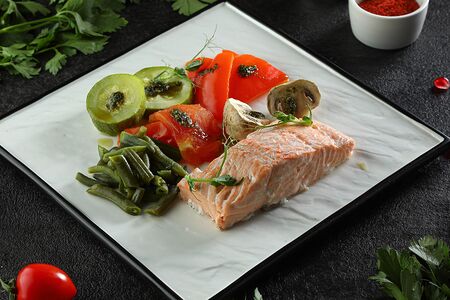 Лосось с овощами на пару