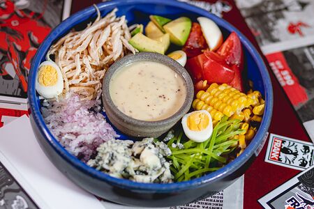 Кобб салат с курицей и сыром Дорблю