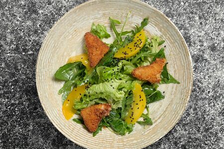 Салат с персиком и жареным сулугуни