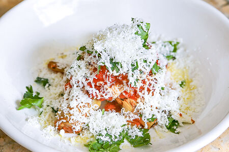 Артишок с соусом из красных перцев