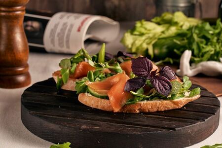 Брускетта с лососем и сливочным сыром