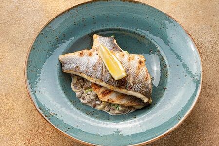 Филе сибаса с зеленой чечевицей