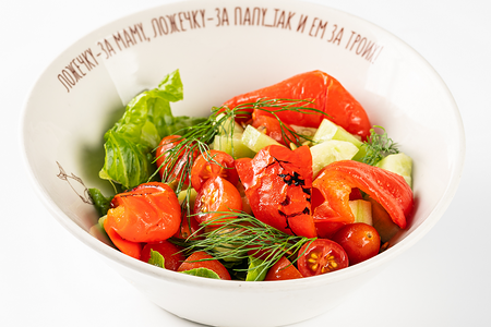 Салат с томатами, огурцами, листьями салата романо, печеным перцем и тыквенными семечками