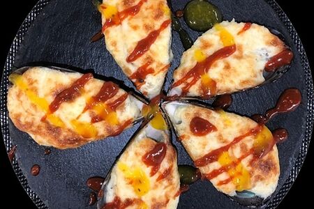 Мидии с сырно-чесночным соусом