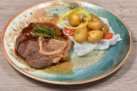 Оссобуко с молодым запеченным картофелем