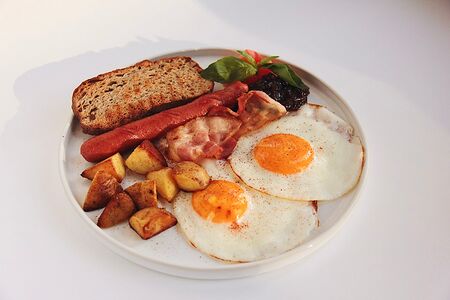 Большая глазунья с колбасками, картофелем и беконом