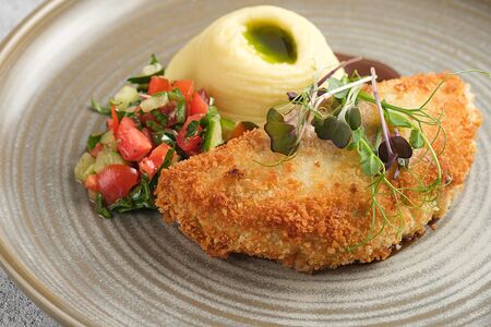 Котлета мясная с картофельным пюре