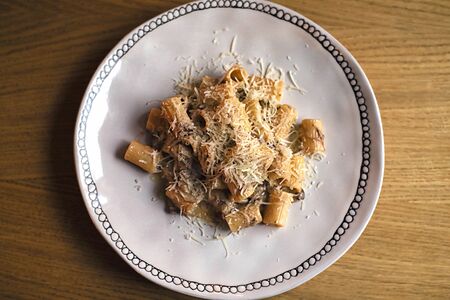 Ригатони с белыми грибами и говядиной