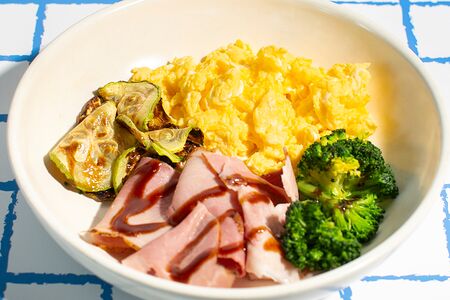 Скрэмбл с ветчиной и брокколи