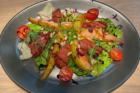 Салат с утиной грудкой и грушей