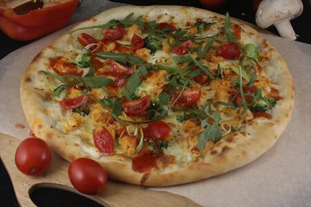 Пицца с куриной грудкой, брокколи и чили