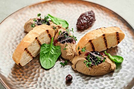 Паштет из куриной печени с трюфельным маслом и чиабаттой