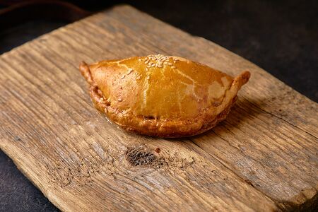 Пирожок с яблоками и корицей