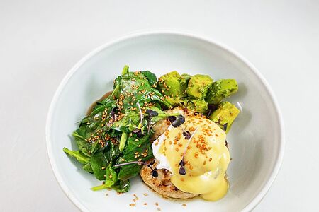 Краб-кейк с яйцом пашот и авокадо на гриле