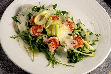 Зеленый салат с креветками