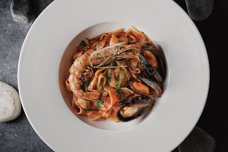 Паста с морепродуктами в томатном соусе