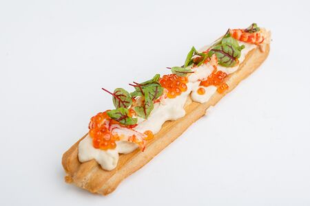 Эклер с раковыми шейками и тигровой креветкой