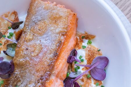 Лосось с картофелем и кремом из копченых сливок