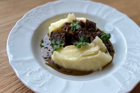 Говяжьи щечки с картофельным пюре и перечным соусом 