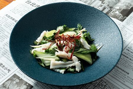 Легкий салат с кальмаром и капустой бок-чой