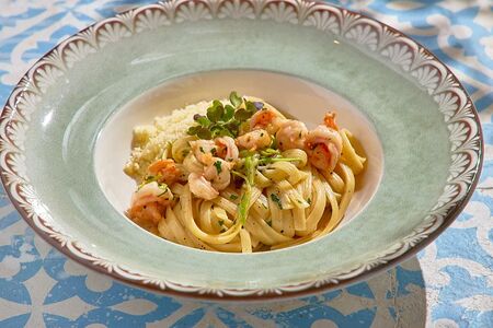 Лингвини с цукини и тигровыми креветками