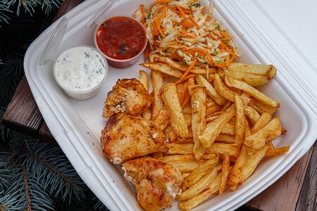 Куриное филе с картофелем фри и капустным салатом