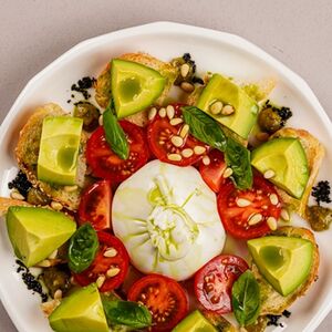 Բուրատա ավոկադոյով և չերրի լոլիկով 