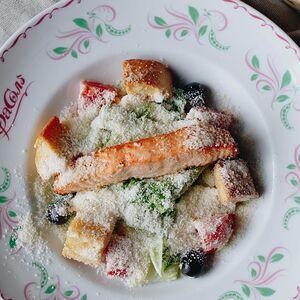 Салат Цезарь с жареным филе лосося